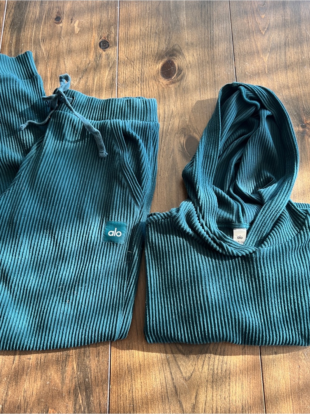 Alo Yoga womenโs midnight green ribbed cropped hoodie & sweatpant set-small